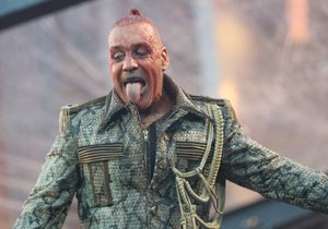 Rammstein se po dvou letech vrátili do Prahy s eponymní deskou. Vydali ji po desetileté tvůrčí pauze.