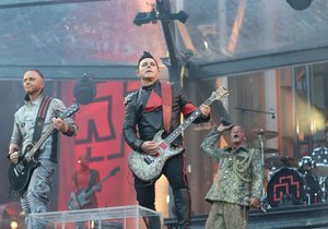 Rammstein se po dvou letech vrátili do Prahy s eponymní deskou. Vydali ji po desetileté tvůrčí pauze