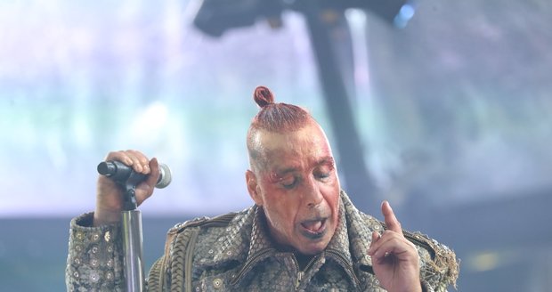 Rammstein se po dvou letech vrátili do Prahy s eponymní deskou. Vydali ji po desetileté tvůrčí pauze.