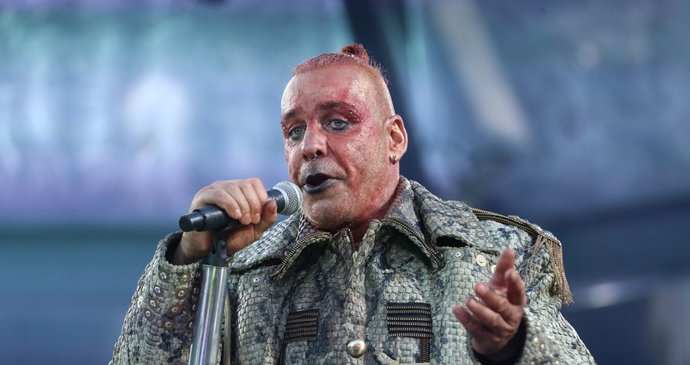 Rammstein se po dvou letech vrátili do Prahy s eponymní deskou. Vydali ji po desetileté tvůrčí pauze