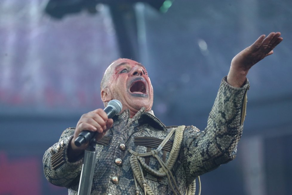 Rammstein se po dvou letech vrátili do Prahy s eponymní deskou. Vydali ji po desetileté tvůrčí pauze