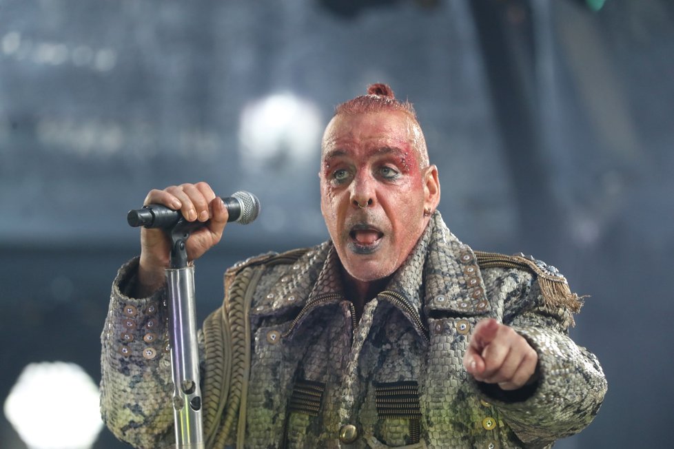 Rammstein se po dvou letech vrátili do Prahy s eponymní deskou. Vydali ji po desetileté tvůrčí pauze.