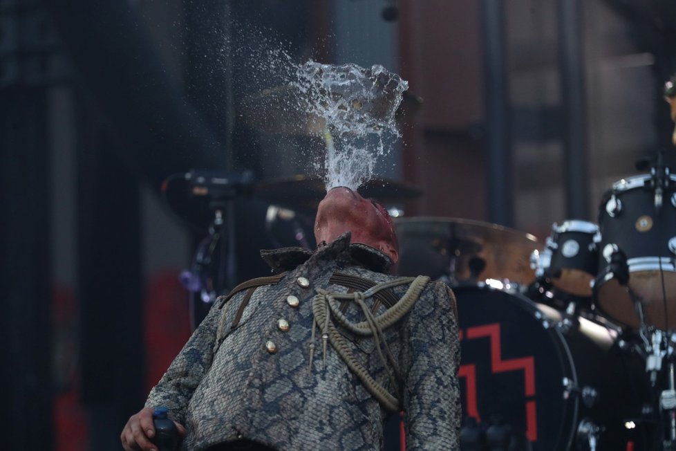 Rammstein se po dvou letech vrátili do Prahy s eponymní deskou. Vydali ji po desetileté tvůrčí pauze.