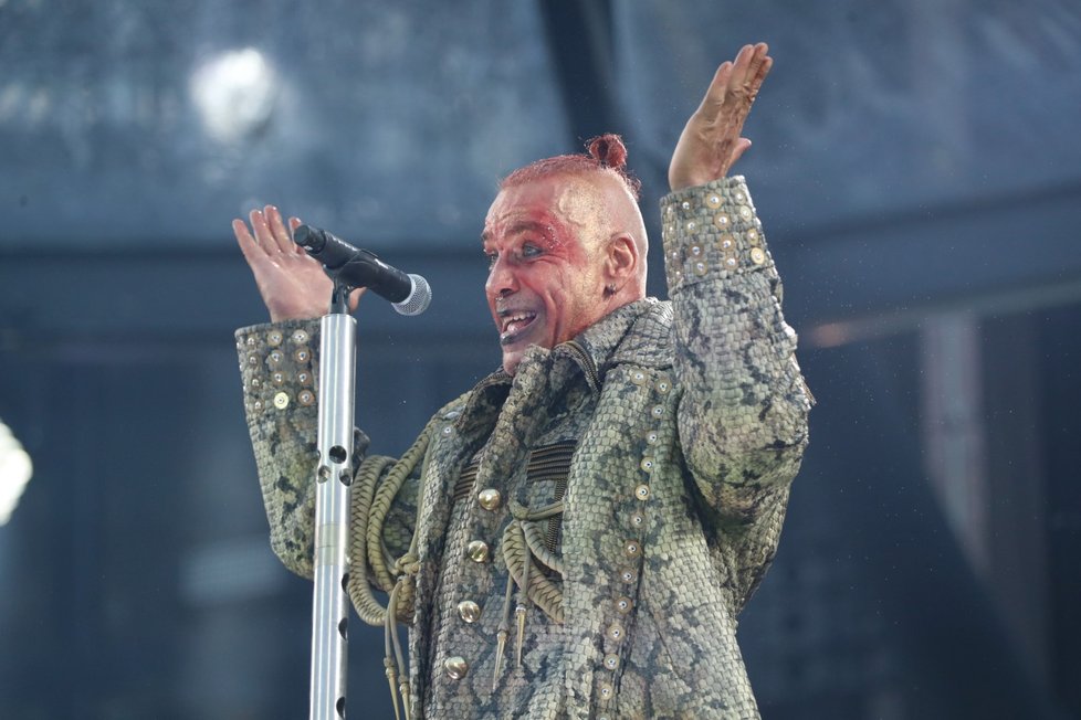 Rammstein se po dvou letech vrátili do Prahy s eponymní deskou. Vydali ji po desetileté tvůrčí pauze