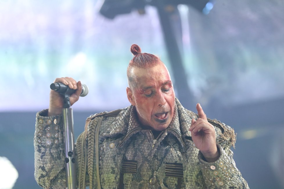 Rammstein se po dvou letech vrátili do Prahy s eponymní deskou. Vydali ji po desetileté tvůrčí pauze.