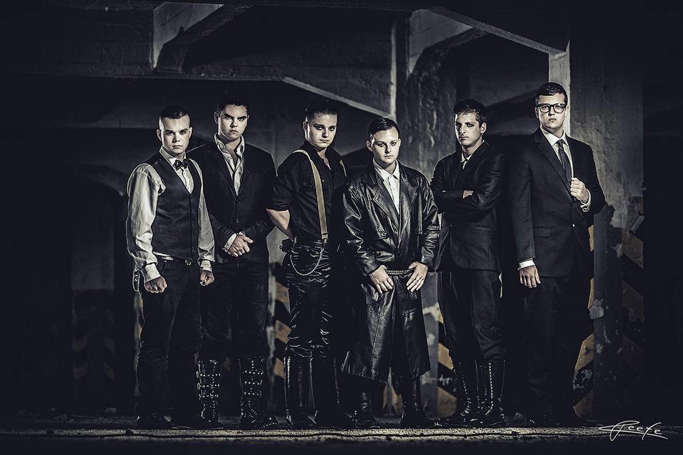 Rammstein revival band má v ohňové show zálibu. V Brně na to doplatilo šest lidí včetně zpěváka kapely.
