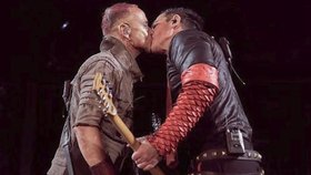 Rammstein v Moskvě šokovali polibkem přímo na pódiu.