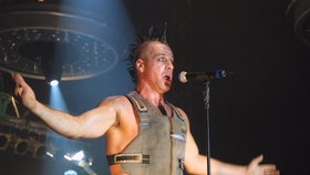 Rammstein během vystoupení v Praze