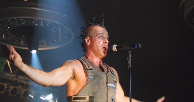 Rammstein během vystoupení v Praze