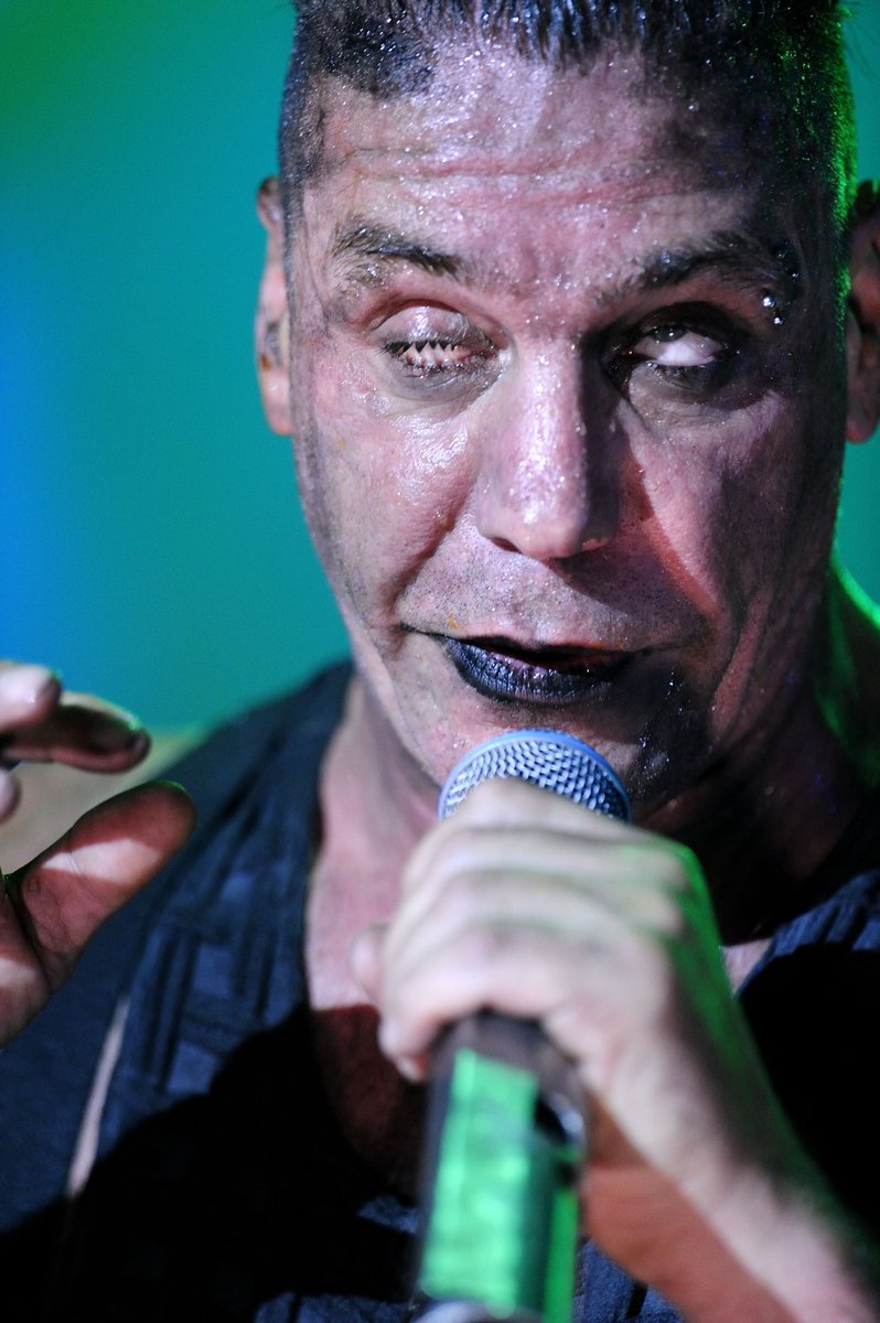 Till Lindemann zpěv prožívá.