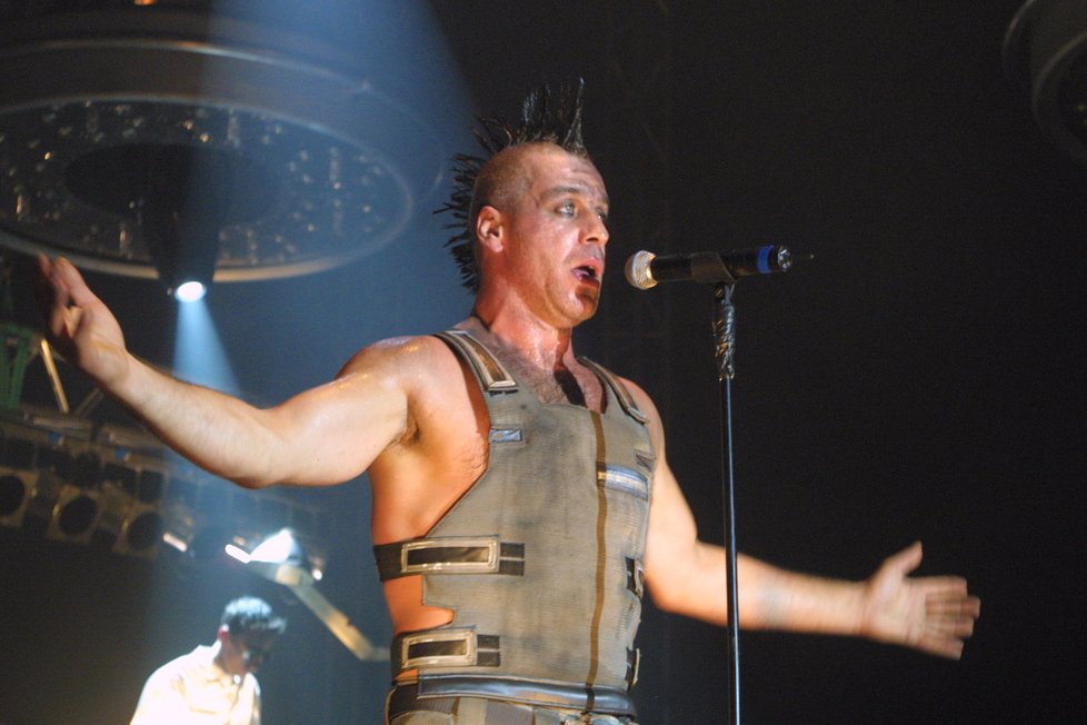 Till Lindemann, zpěvák skupiny Rammstein během vystoupení v Praze
