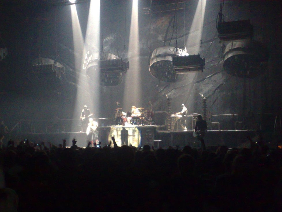 Rammstein předvedli vystoupení, plné speciálních efektů.