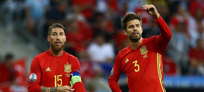 Obránci Sergio Ramos a Gerard Piqué v dresu reprezentace