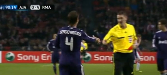 Sergio Ramos se nechal vyloučit, a pak podal rozhodčímu ruku.