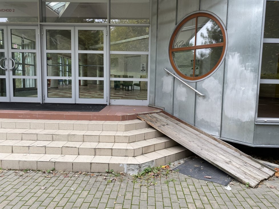 V Brně mají u vchodu do městské haly pro vozíčkáře nevyhovující nájezdovou rampu.