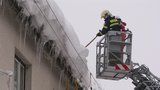 Na ženu v Mariánských Lázních spadl led ze střechy: Museli ji ošetřit záchranáři