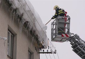 Na chlapečka v Kořenově spadl ze střechy led: Skončil v nemocnici v Praze. (ilustrační foto)