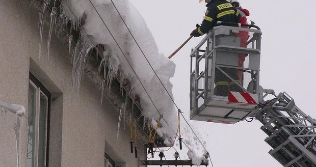 Na chlapečka v Kořenově spadl ze střechy led: Skončil v nemocnici v Praze. (ilustrační foto)