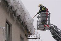 Na chlapečka v Kořenově spadl ze střechy led: Skončil v nemocnici v Praze
