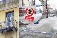Mrazivé nebezpečí v Praze: Rampouchy a sníh padají ze střech, odpovědnost jde za majiteli domů