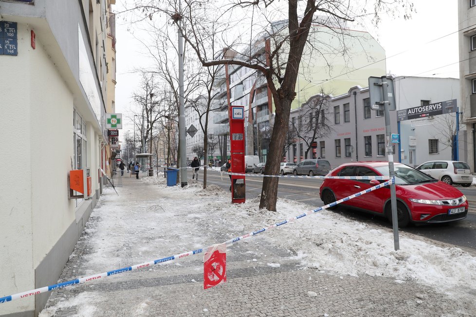 Kvůli přetrvávajícím mrazům se na střechách domů objevují rampouchy nebo převislé hroudy sněhu. Ty však musí odstranit majitel, městská policie může pouze preventivně opáskovat místo pod nimi.