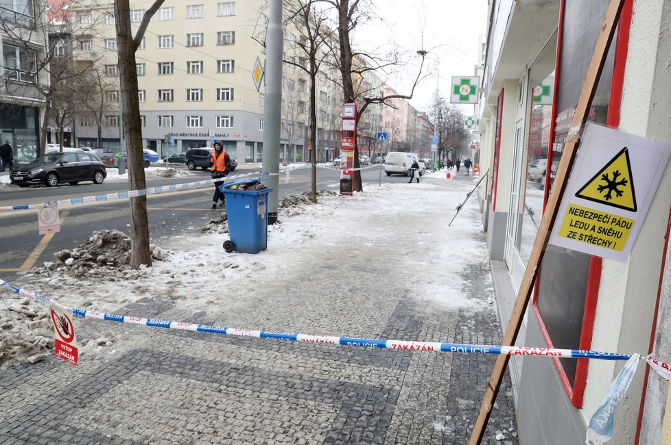 Kvůli přetrvávajícím mrazům se na střechách domů objevují rampouchy nebo převislé hroudy sněhu. Ty však musí odstranit majitel, městská policie může pouze preventivně opáskovat místo pod nimi.