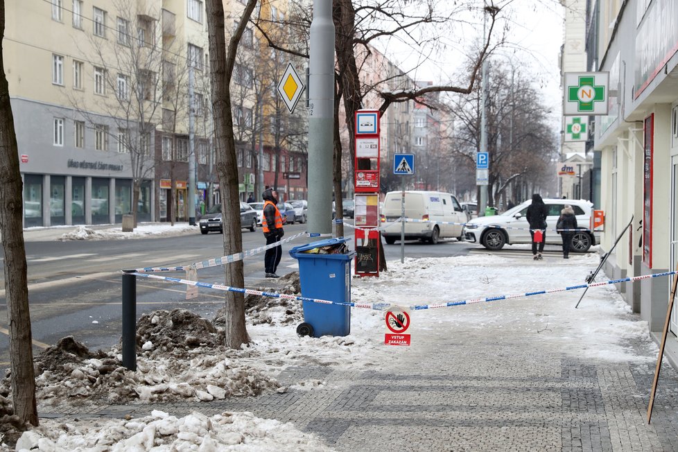 Kvůli přetrvávajícím mrazům se na střechách domů objevují rampouchy nebo převislé hroudy sněhu. Ty však musí odstranit majitel, městská policie může pouze preventivně opáskovat místo pod nimi.