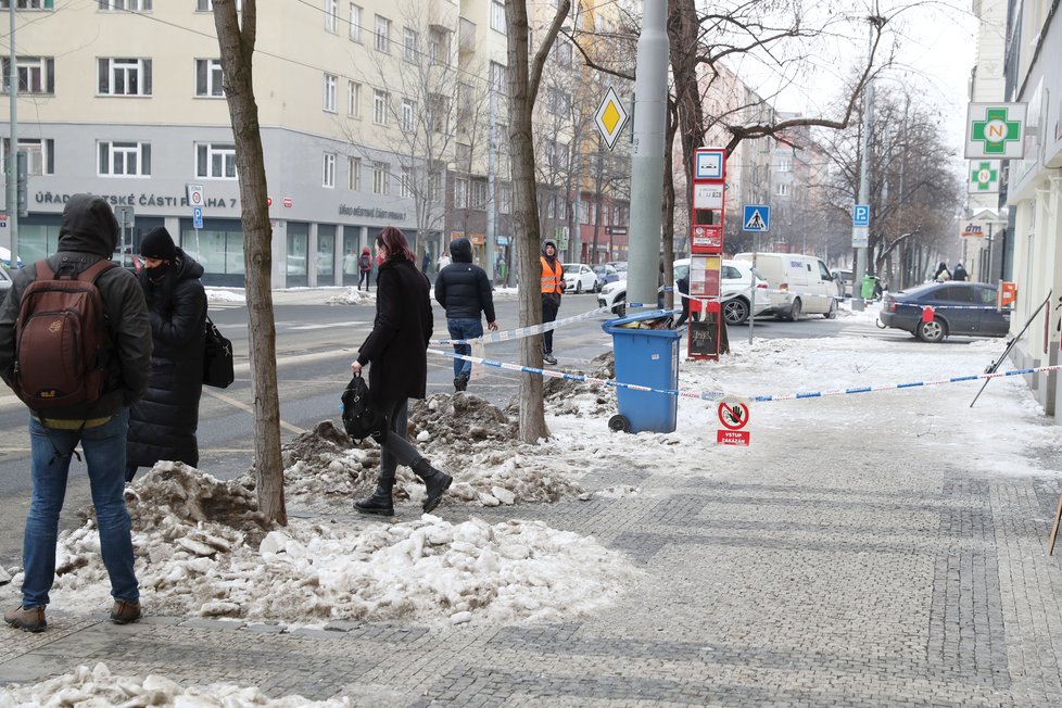 Kvůli přetrvávajícím mrazům se na střechách domů objevují rampouchy nebo převislé hroudy sněhu. Ty však musí odstranit majitel, městská policie může pouze preventivně opáskovat místo pod nimi.