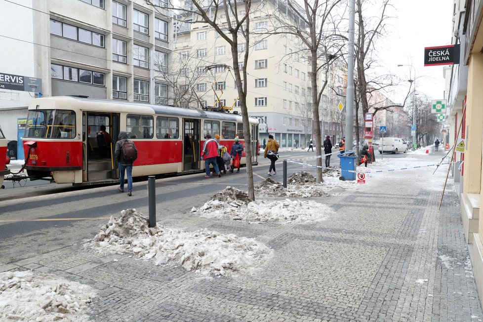 Kvůli přetrvávajícím mrazům se na střechách domů objevují rampouchy nebo převislé hroudy sněhu. Ty však musí odstranit majitel, městská policie může pouze preventivně opáskovat místo pod nimi.