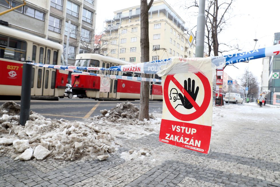 Kvůli přetrvávajícím mrazům se na střechách domů objevují rampouchy nebo převislé hroudy sněhu. Ty však musí odstranit majitel, městská policie může pouze preventivně opáskovat místo pod nimi.