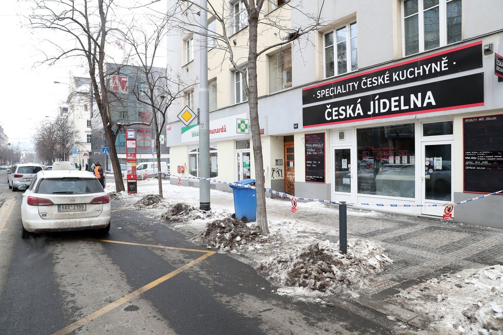 Kvůli přetrvávajícím mrazům se na střechách domů objevují rampouchy nebo převislé hroudy sněhu. Ty však musí odstranit majitel, městská policie může pouze preventivně opáskovat místo pod nimi.