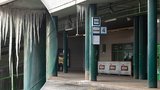 Ledové nebezpečí na Černém Mostě: Obří rampouchy visí cestujícím přímo nad hlavami!