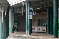 Ledové nebezpečí na Černém Mostě: Obří rampouchy visí cestujícím přímo nad hlavami!