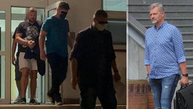 Na policejním ředitelství se objevil advokát Vlastimil Rampula,  který už dříve zastupoval Jana Kočku v případě jeho obvinění z krácení daní.