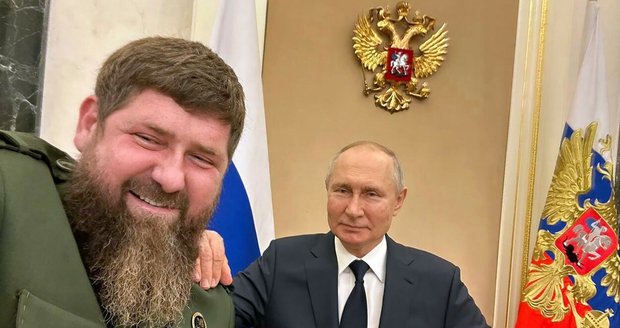 Putin slaví 71. narozeniny. Kadyrov mu popřál a navrhl zrušit v Rusku prezidentské volby