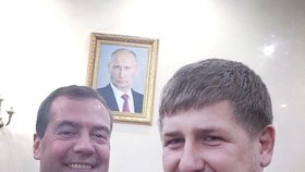 Medvěděv s Kadyrovem, ze zdi na ně shlíží Putin.