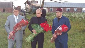 Putin u hrobu Ramzanova otce Achmeta, kterého zavraždili teroristé.