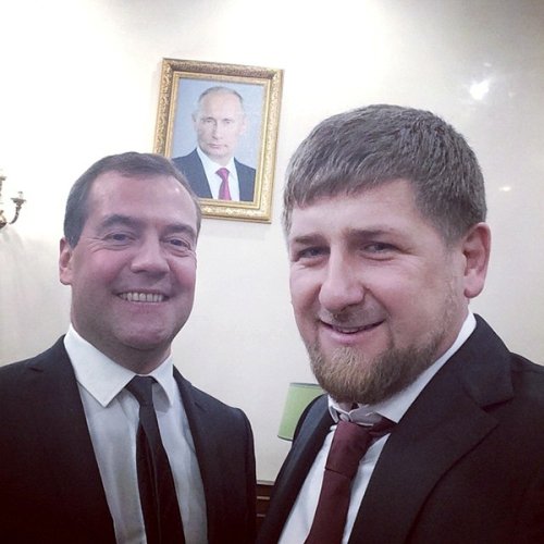 Medvěděv s Kadyrovem, ze zdi na ně shlíží Putin.