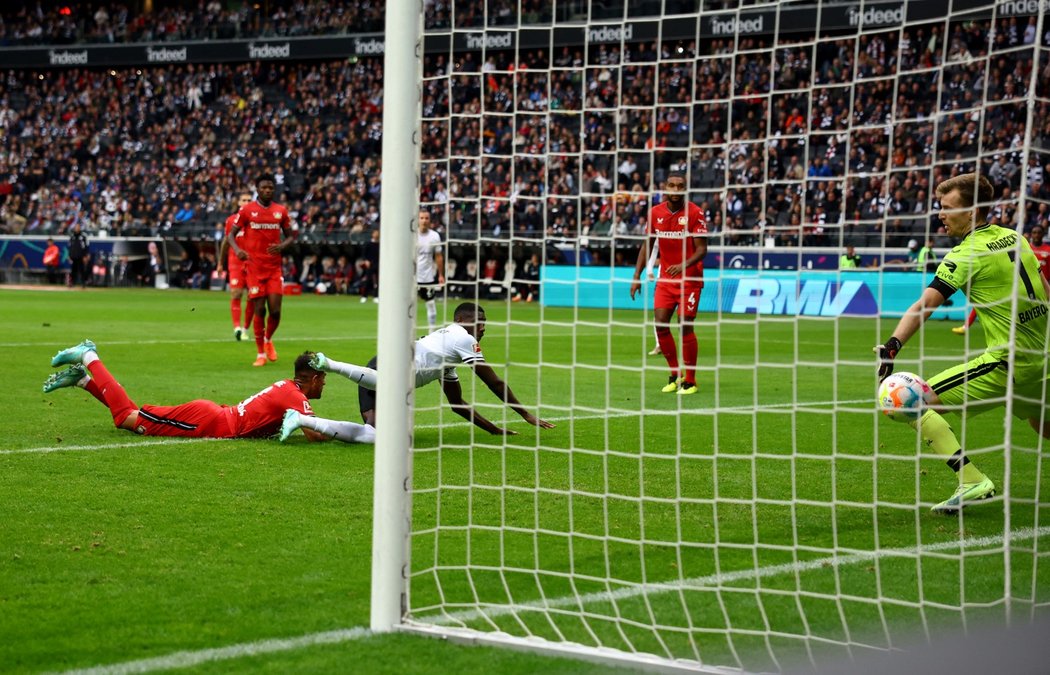 Frankfurtský Randal Kolo Muani dává další gól do sítě Leverkusenu