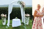 Drbna ze Slunečné Regina Řandová (54) ženila syna (30)! Romantická svatba pod deštníkem