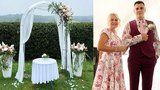 Drbna ze Slunečné Regina Řandová (54) ženila syna (30)! Romantická svatba pod deštníkem