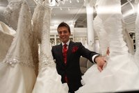 Vybíráte šaty na svatbu? Pozor na maminku, tvrdí odborník Randy Fenoli