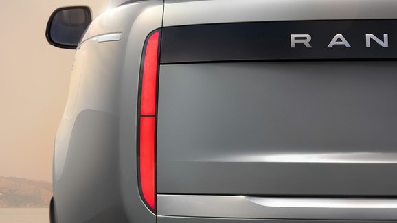 Také Land Rover věří plug-inům. Elektromobilitu naopak zbrzdí
