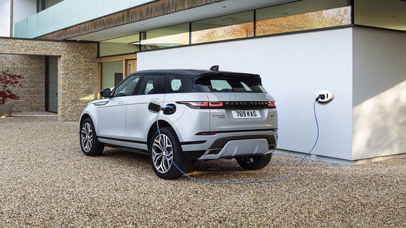 Range Rover Evoque přijíždí jako avizovaný plug-in hybrid. Má zbrusu nový tříválec