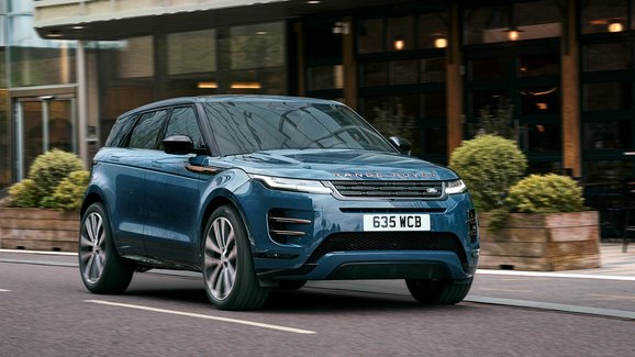 Range Rover Evoque dostal novou tvář, lepší světla a nový infotainment. Nabídka motorů mu zůstala