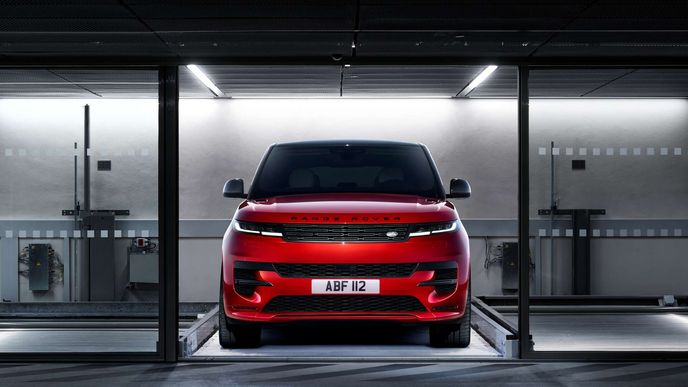 RANGE Rover Sport stojí na pomezí mezi terénním SUV a prémiovým roadtrip vozidlem RANGE Rover Sport stojí na pomezí mezi terénním SUV a prémiovým roadtrip vozidlem
