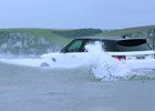 Hybridní Range Rover Sport vyzval profesionální plavce. Kdo vodní souboj zvládl lépe?
