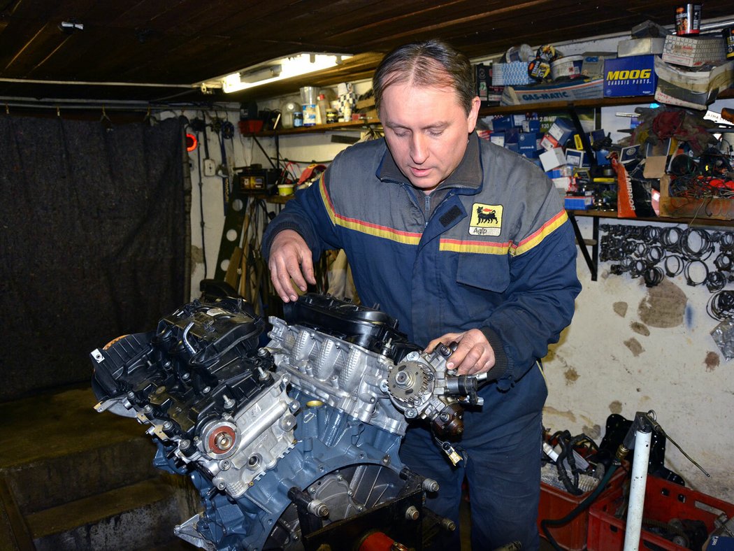 Josef Bouček ve své dílně strojí pro zákazníka původní periferie na repasovaný motor z Polska. Je to vysoce odborná práce – například i vysokotlaké čerpadlo se u třílitrů už musí přesně nastavit.