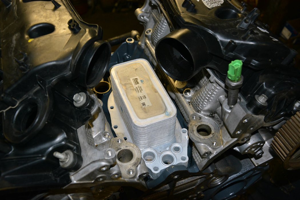 Na nový či repasovaný motor je vždy nutné dát i nový olejový chladič. Pokud do něj při zadírání pronikly kovové špony, nikdo je ze něj už nevyčistí.