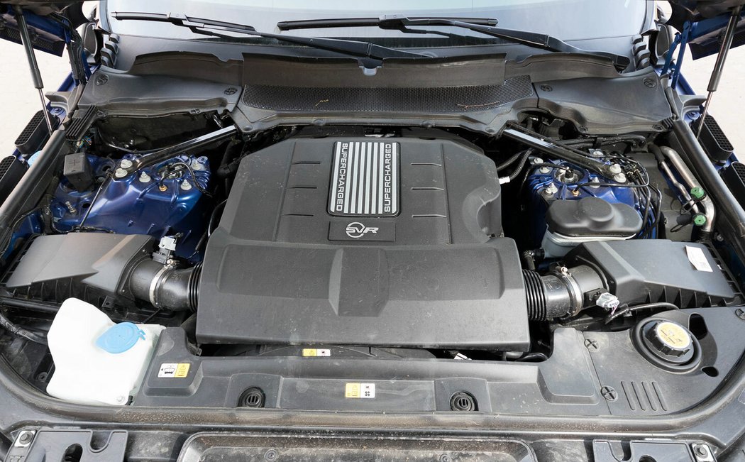 Benzinový motor 5.0 V8 s kompresorem je volbou znalců. Když v něm co 100 000 km vyměníte rozvody, byť to výrobce nepředepisuje, funguje většinou spolehlivě.